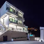 Luxury Villa With Pool And Jacuzzi
