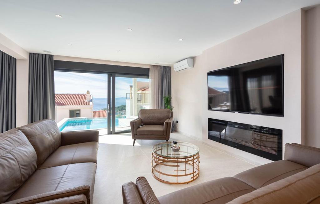 Luxury With Pool And Jacuzzi