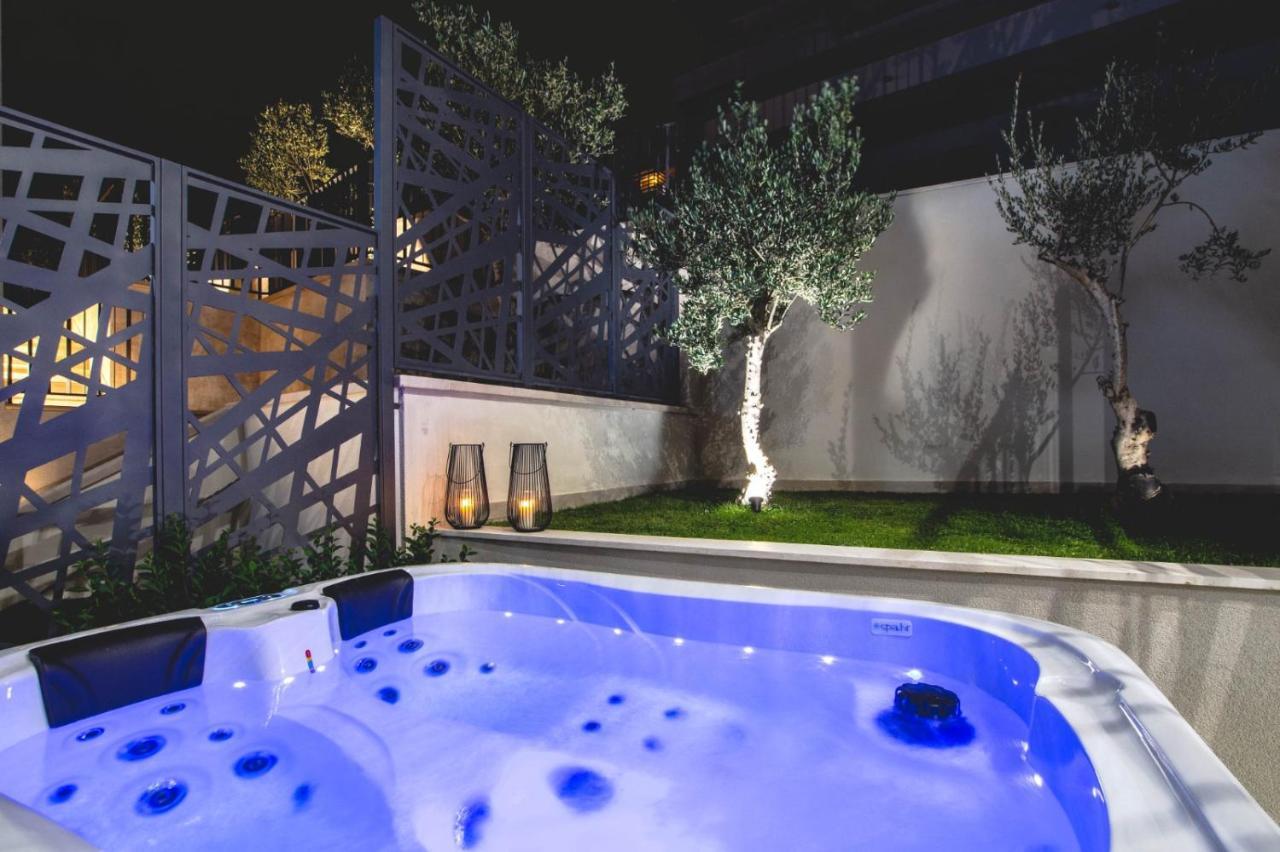 Luxury With Pool And Jacuzzi Vila
